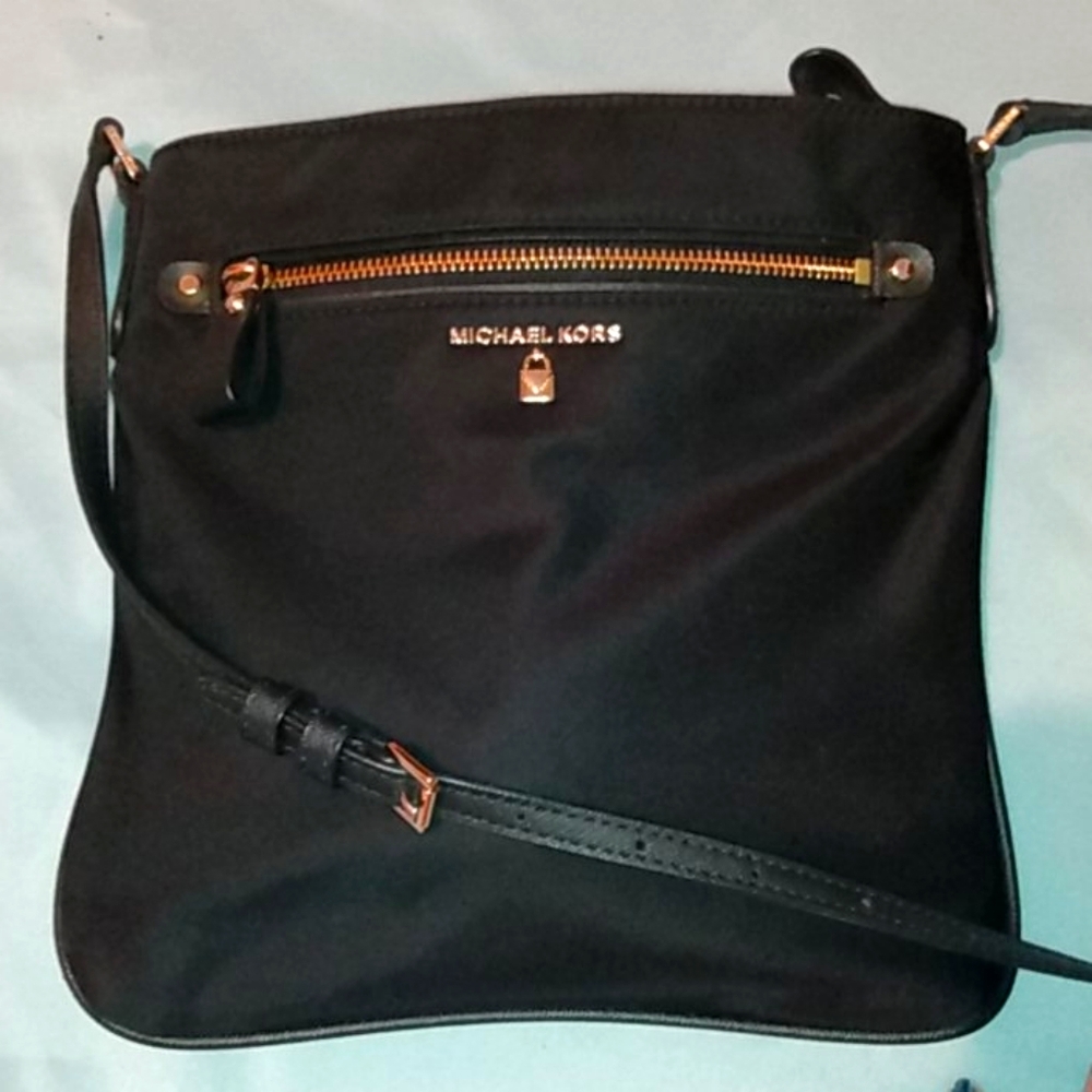 Michael kors cross shoulder purse